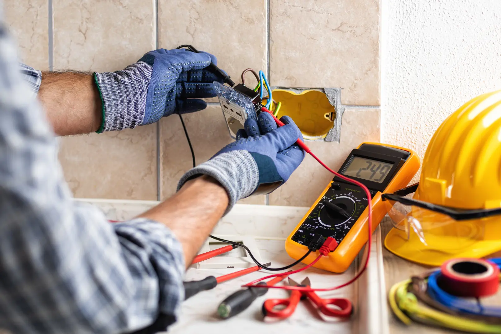 Come scegliere un elettricista di fiducia